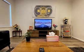 Empty Boat - Spacious 5 Bedroom Entire Modern Home In Wallan